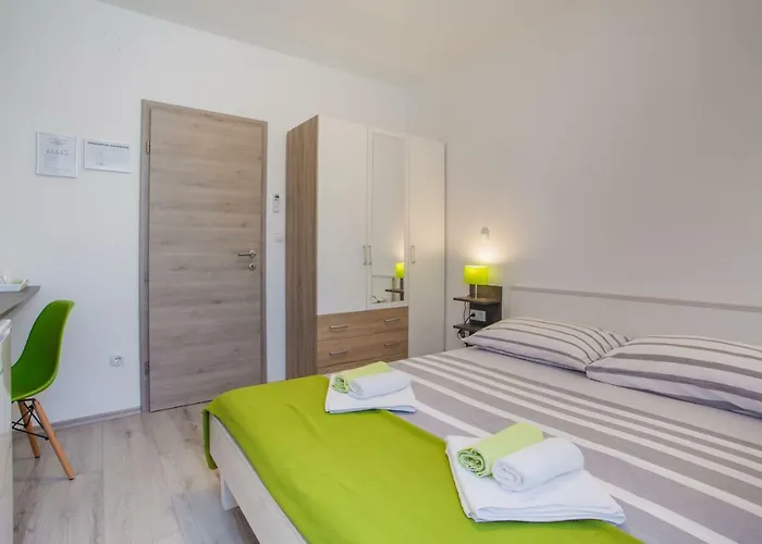 Elelina Guest house Cres